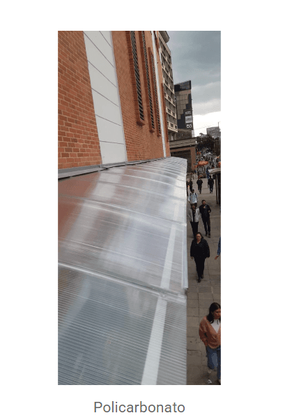 Cubierta en policarbonato con entrada de luz natural